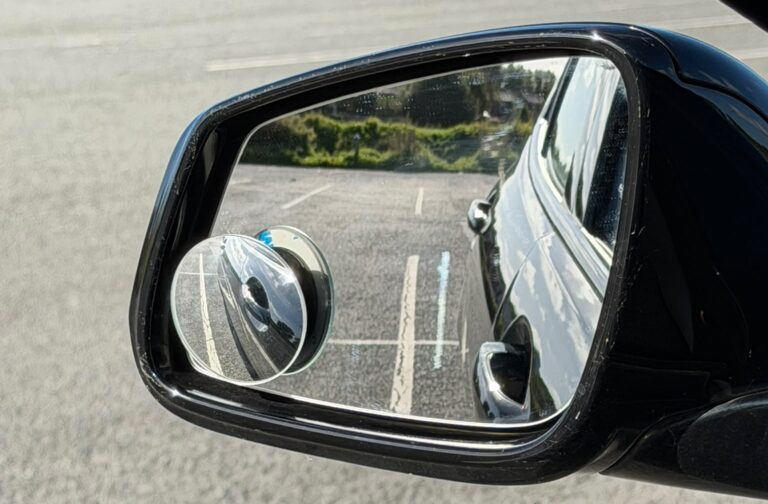 Check Your Mirrors To KNow When You Are Straight in a Parking Bay